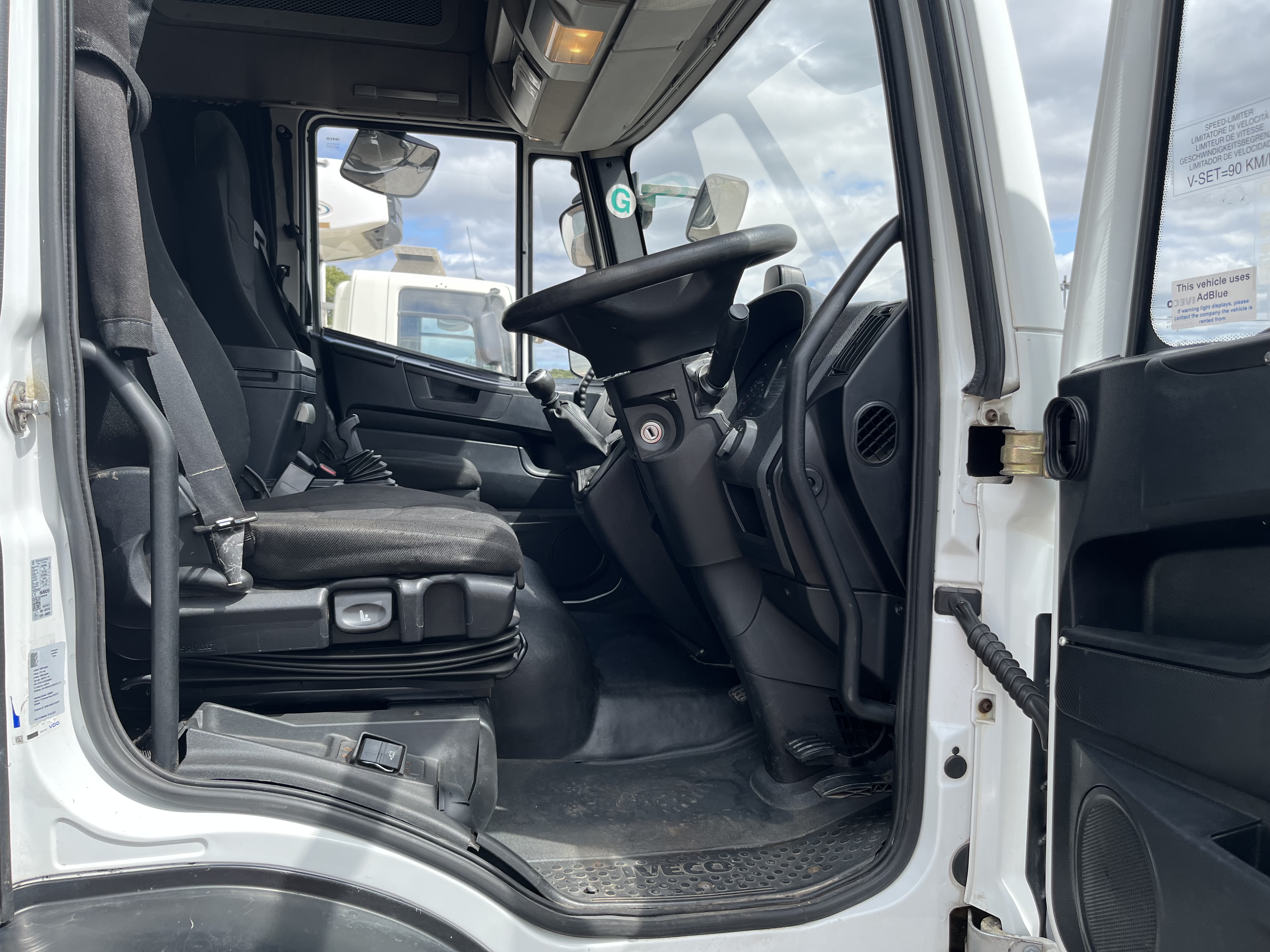 2016 IVECO EUROCARGO 140-210 14 ton box