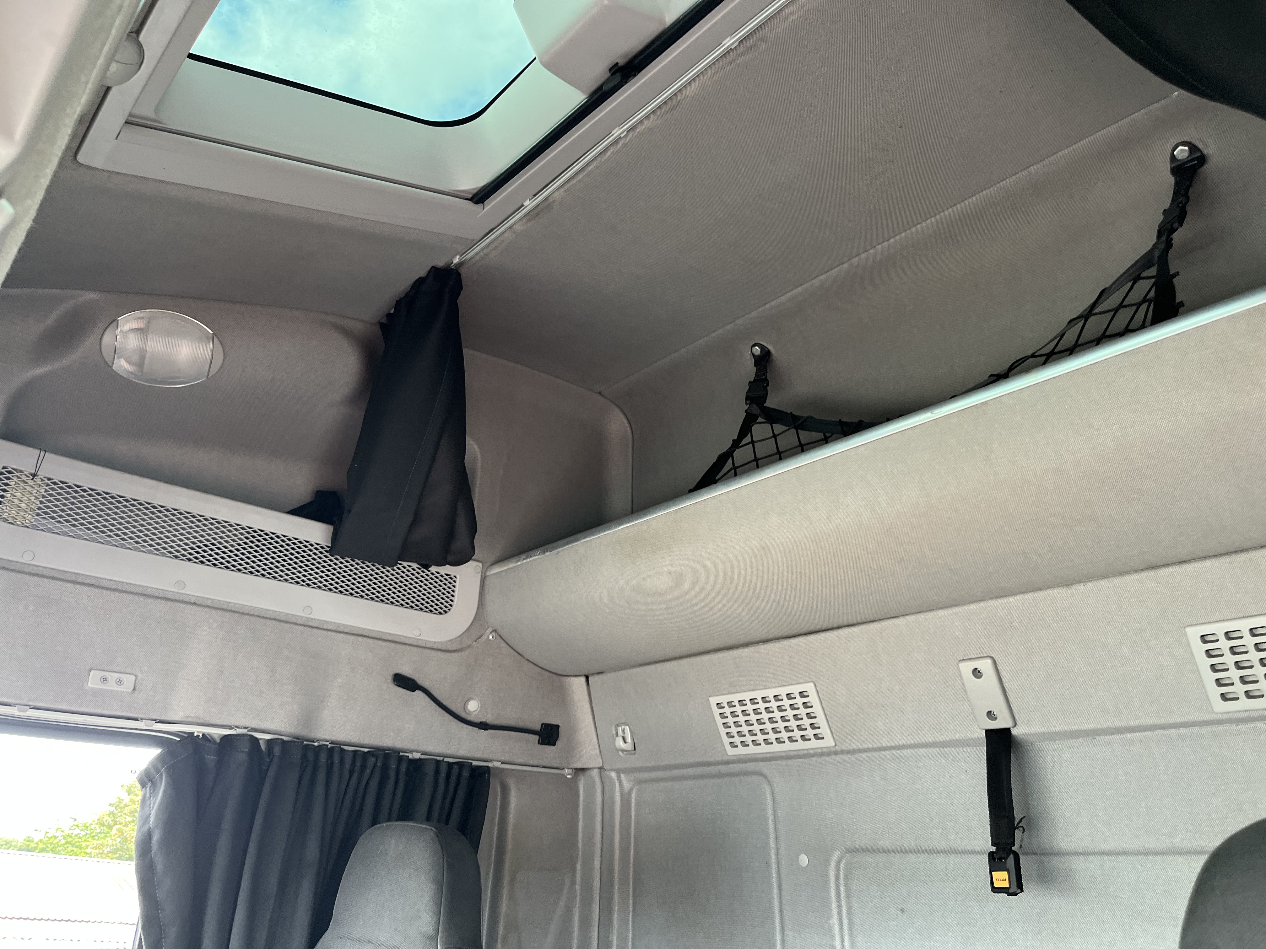 2016 IVECO EUROCARGO 140-210 14 ton box