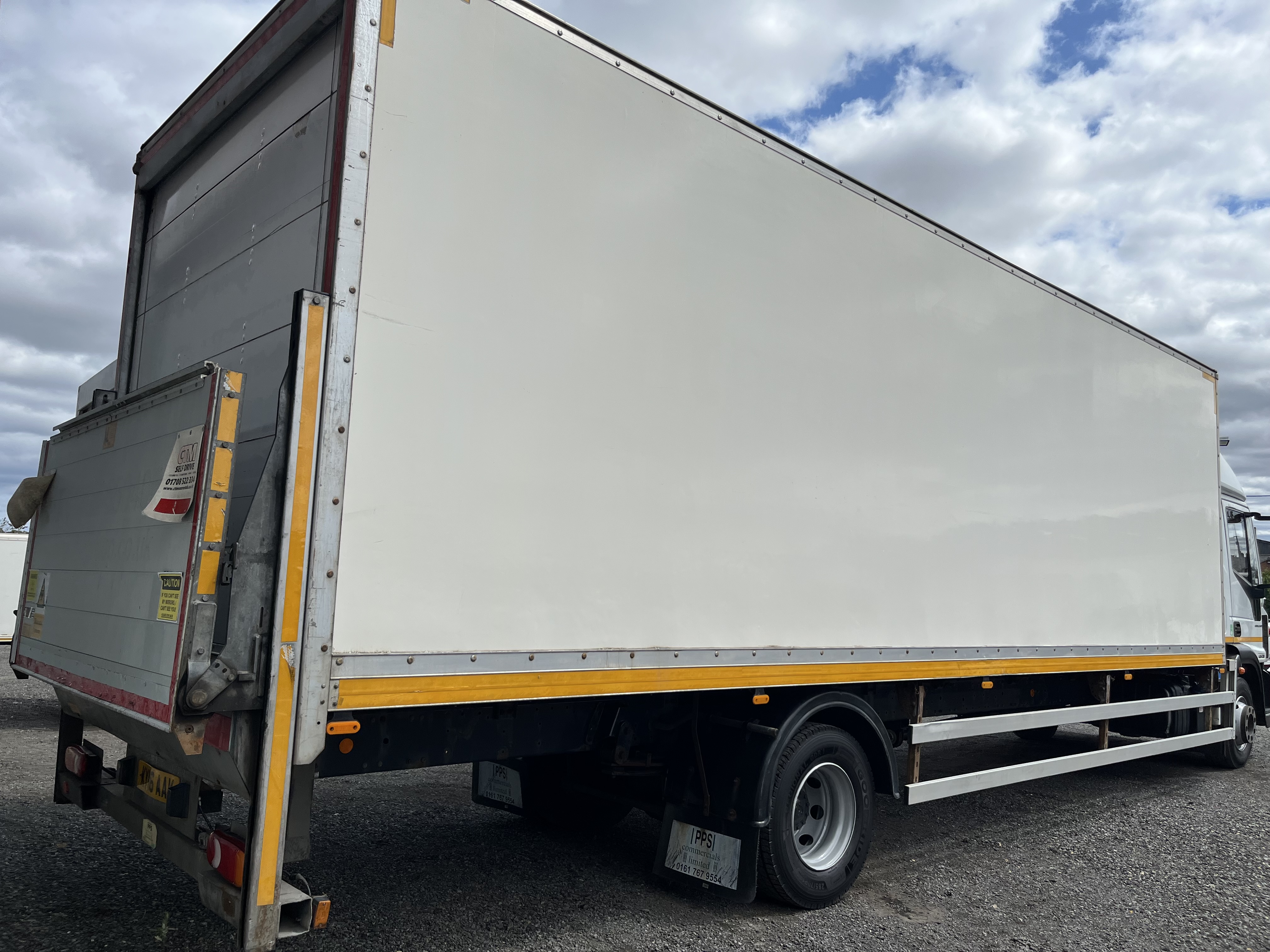 2016 IVECO EUROCARGO 140-210 14 ton box
