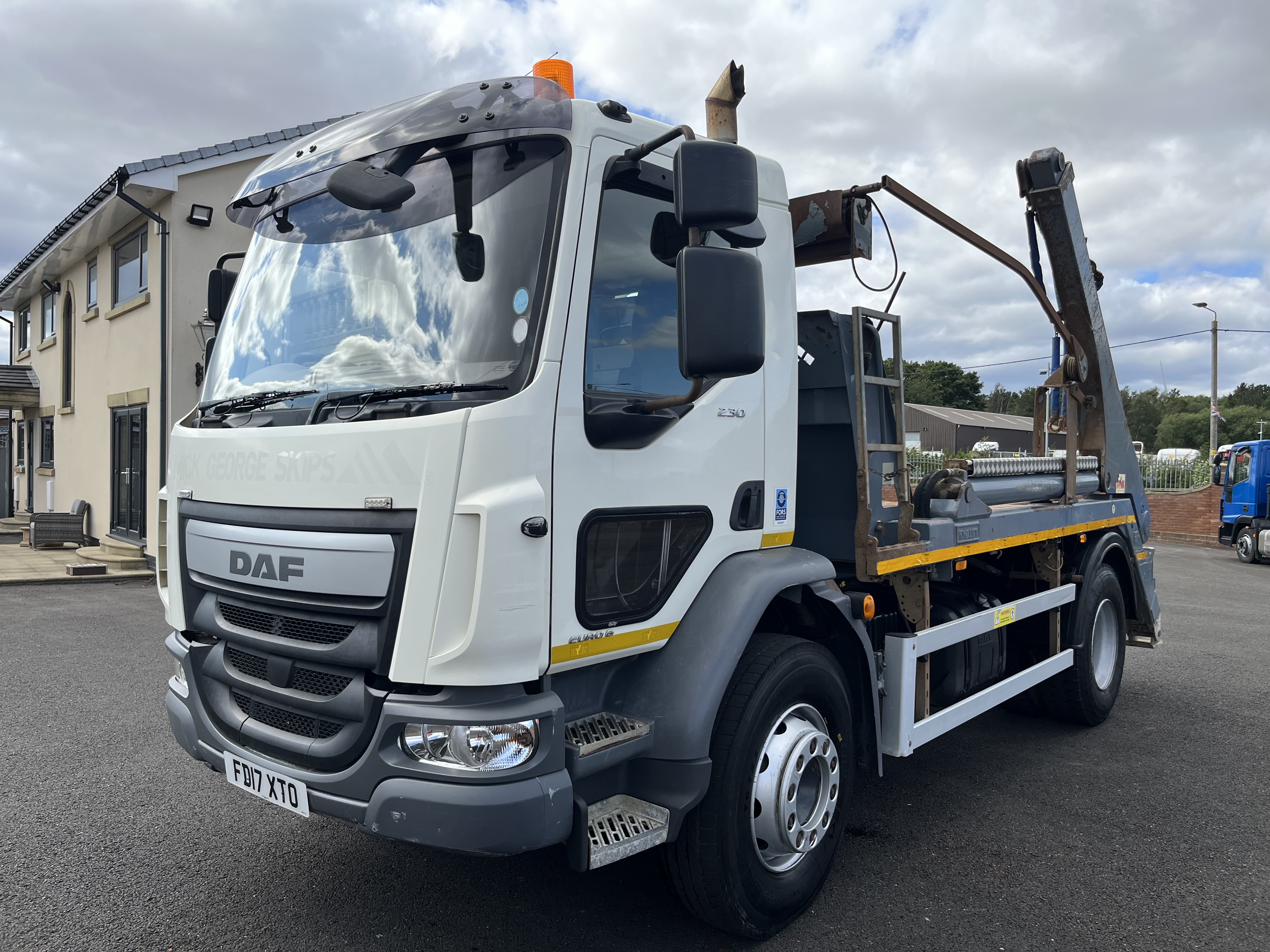 2017 DAF LF 55.230 18 TON SKIP LOADER HYVA BODY 