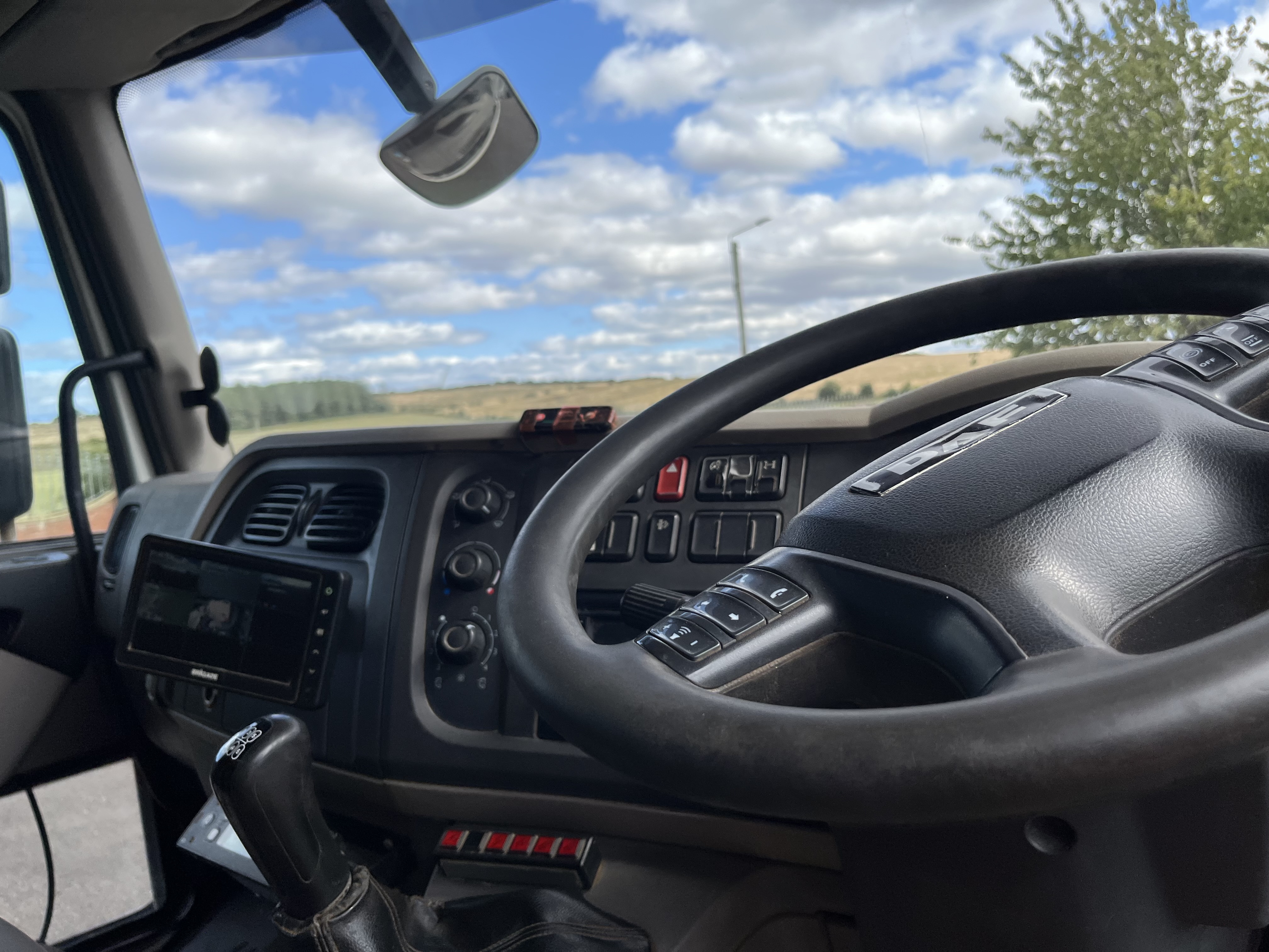 2017 DAF LF 55.230 18 TON SKIP LOADER HYVA BODY 