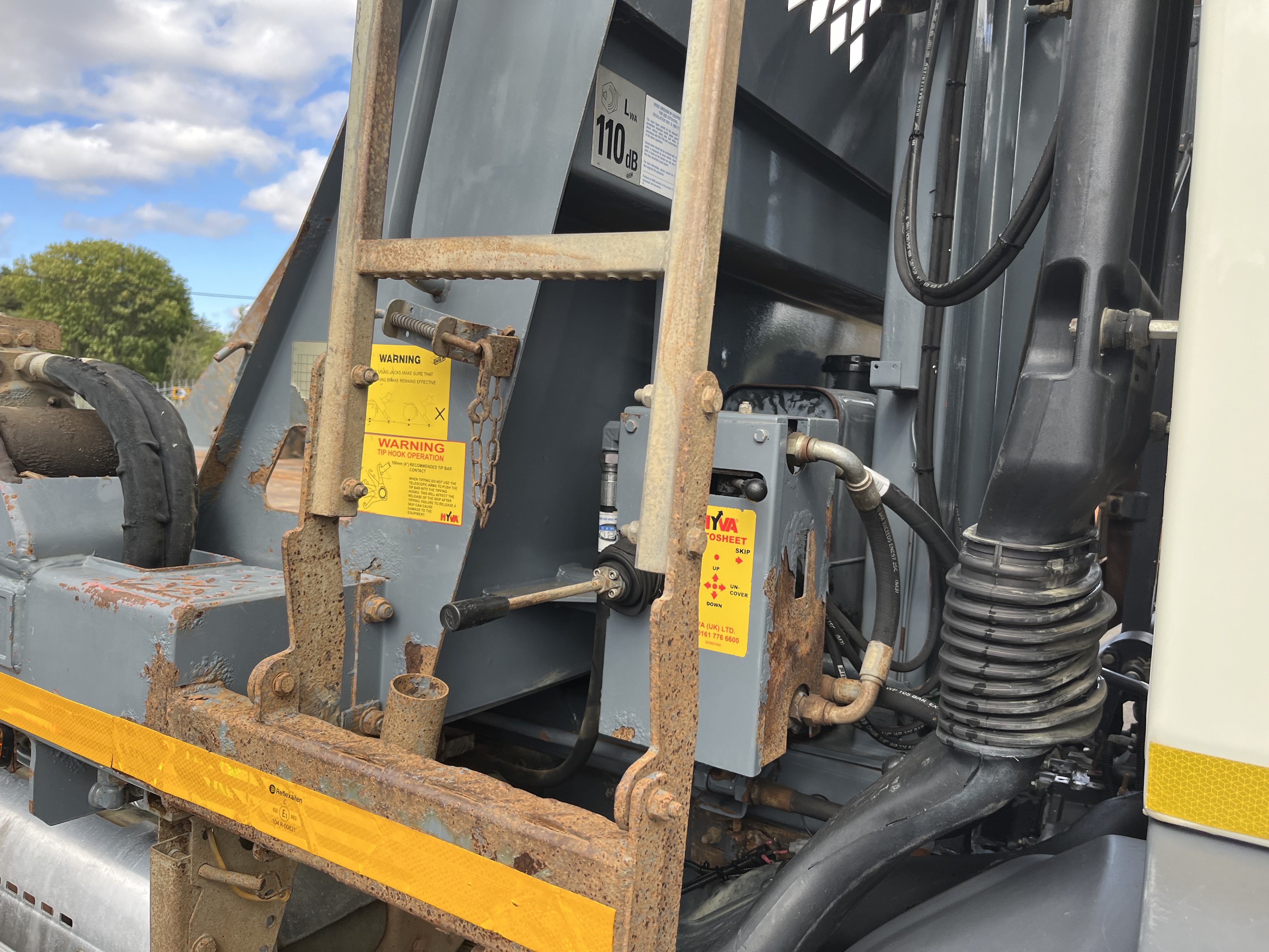 2017 DAF LF 55.230 18 TON SKIP LOADER HYVA BODY 