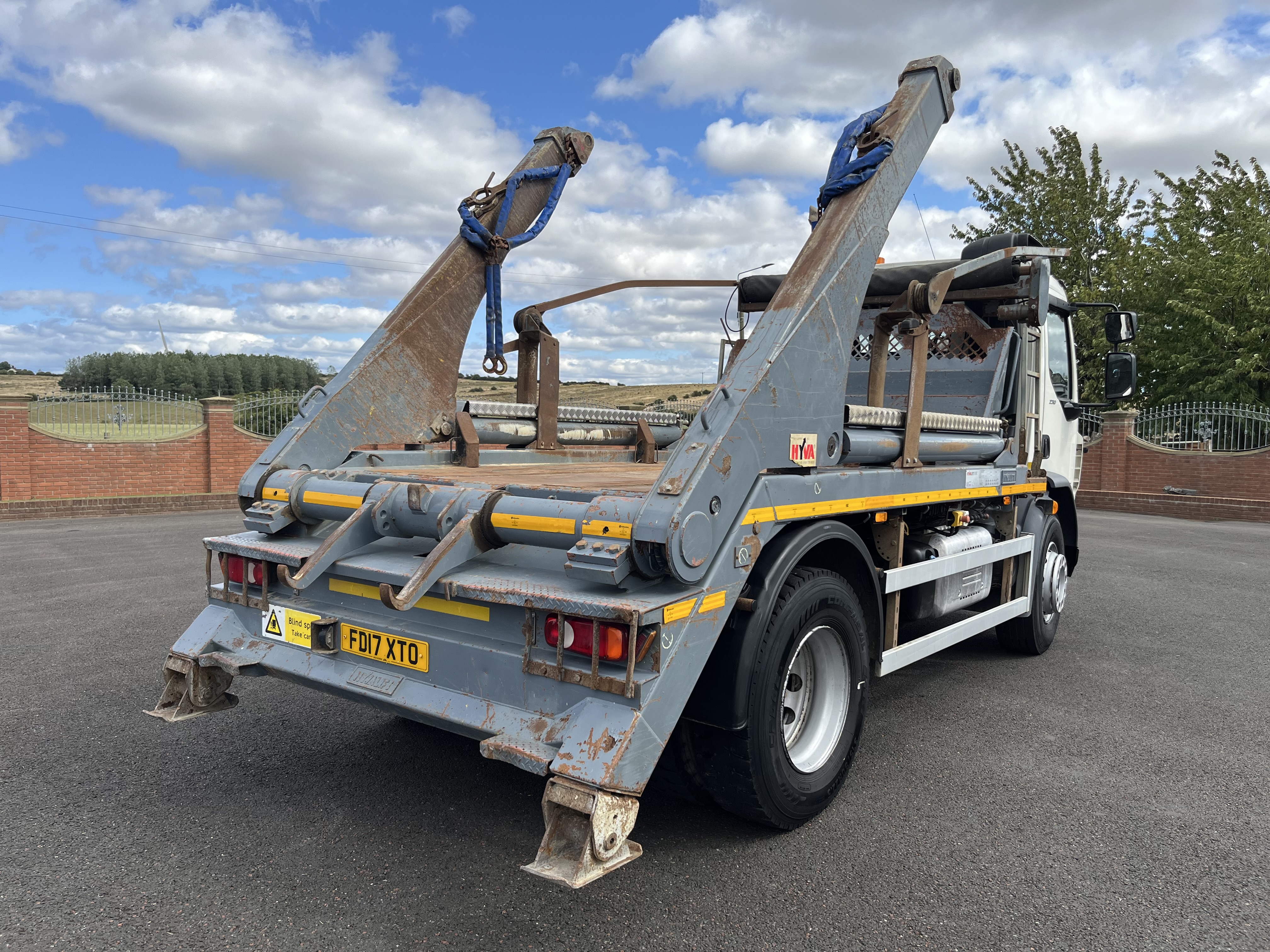 2017 DAF LF 55.230 18 TON SKIP LOADER HYVA BODY 