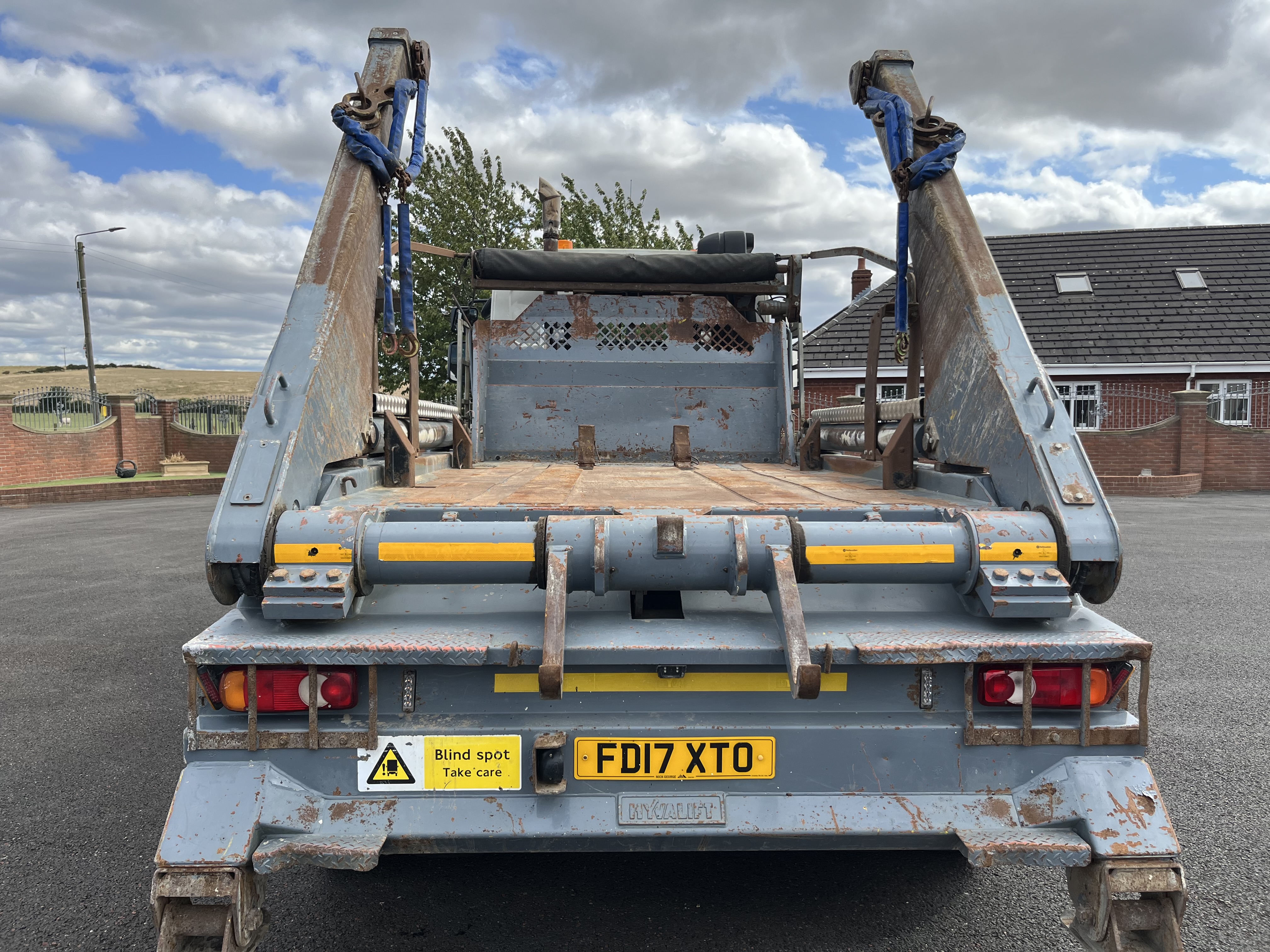 2017 DAF LF 55.230 18 TON SKIP LOADER HYVA BODY 