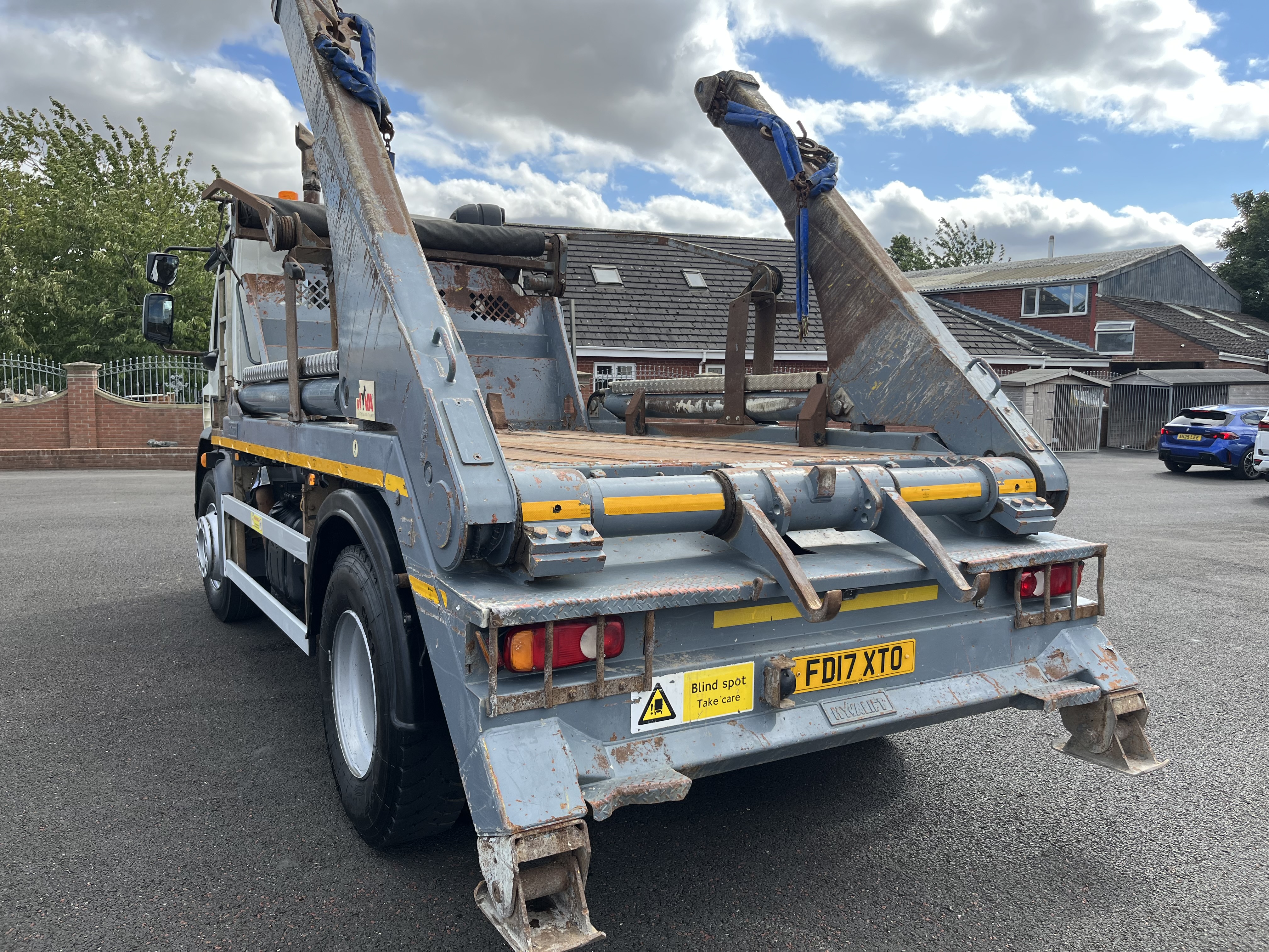 2017 DAF LF 55.230 18 TON SKIP LOADER HYVA BODY 