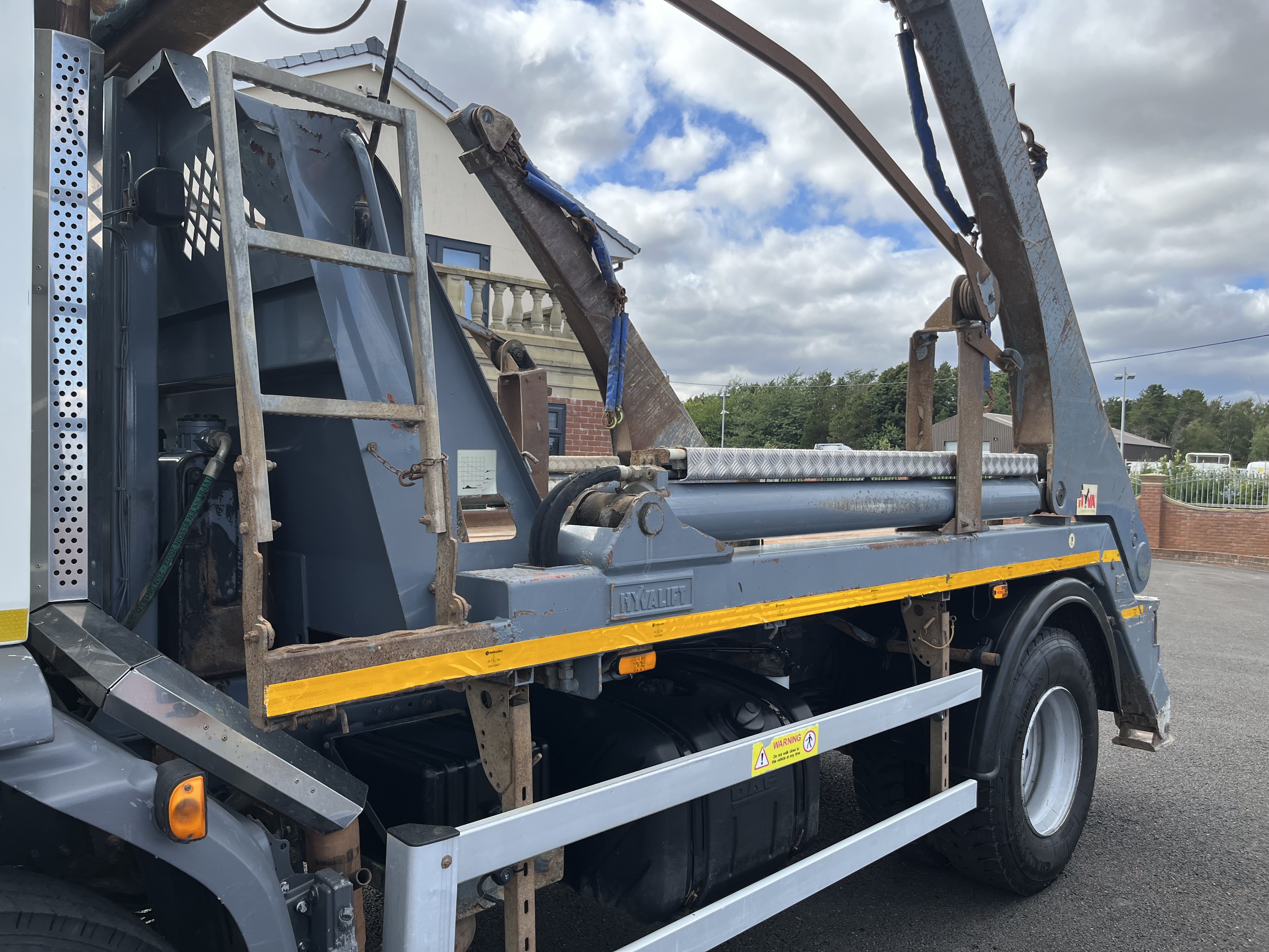 2017 DAF LF 55.230 18 TON SKIP LOADER HYVA BODY 