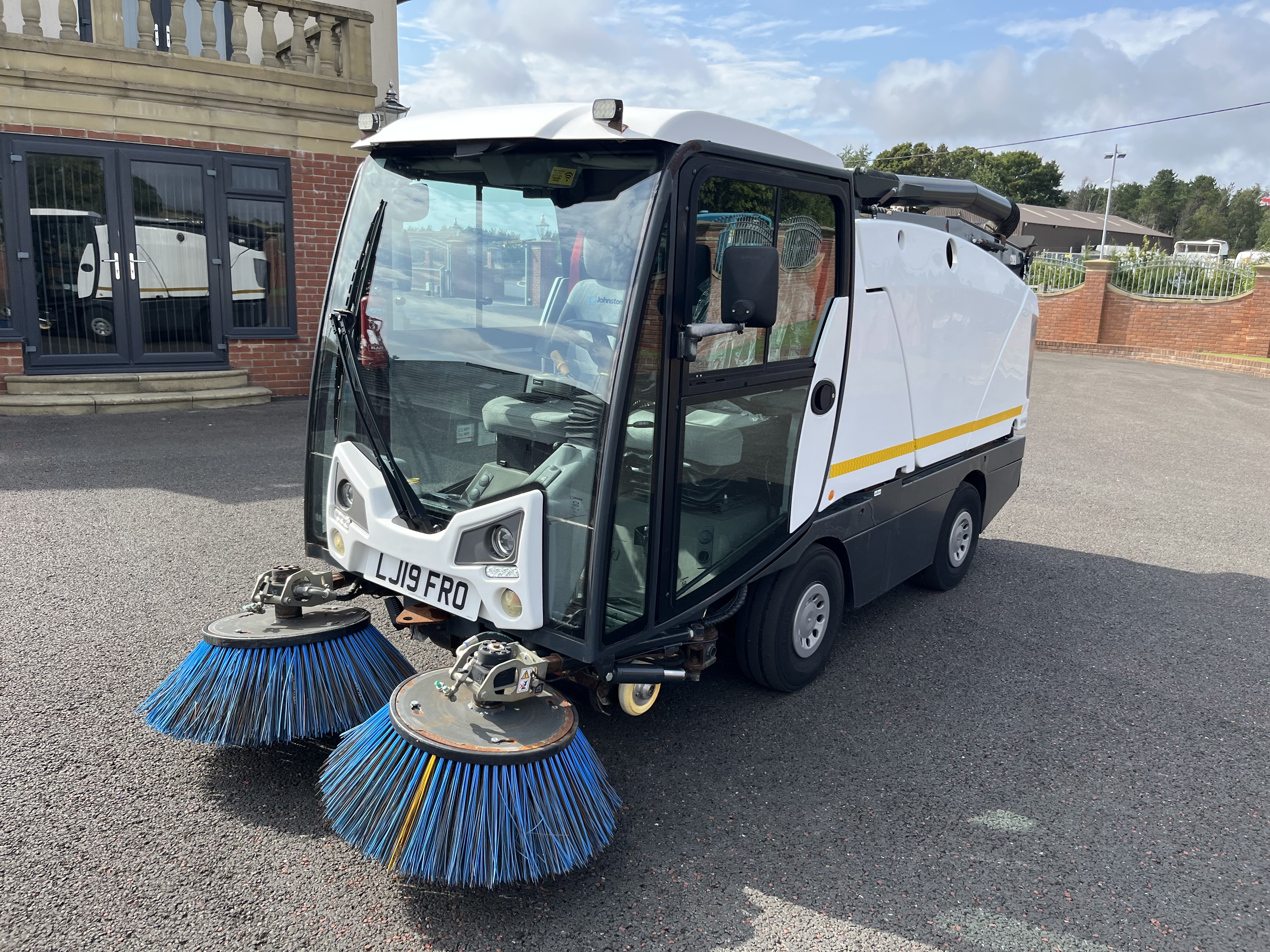 2019 JOHNSTON 200 SWEEPER WITH GULLY SUCKER AND JET WASH 