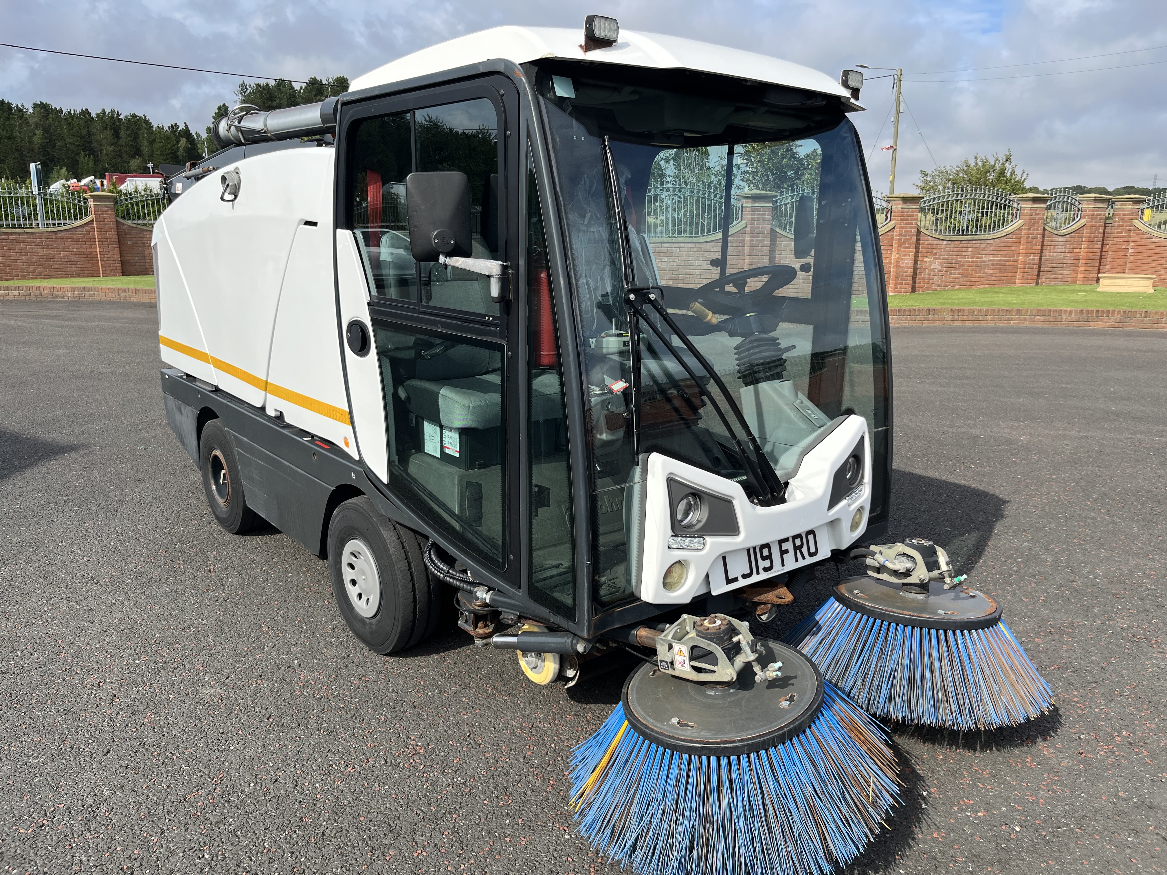 2019 JOHNSTON 200 SWEEPER WITH GULLY SUCKER AND JET WASH 