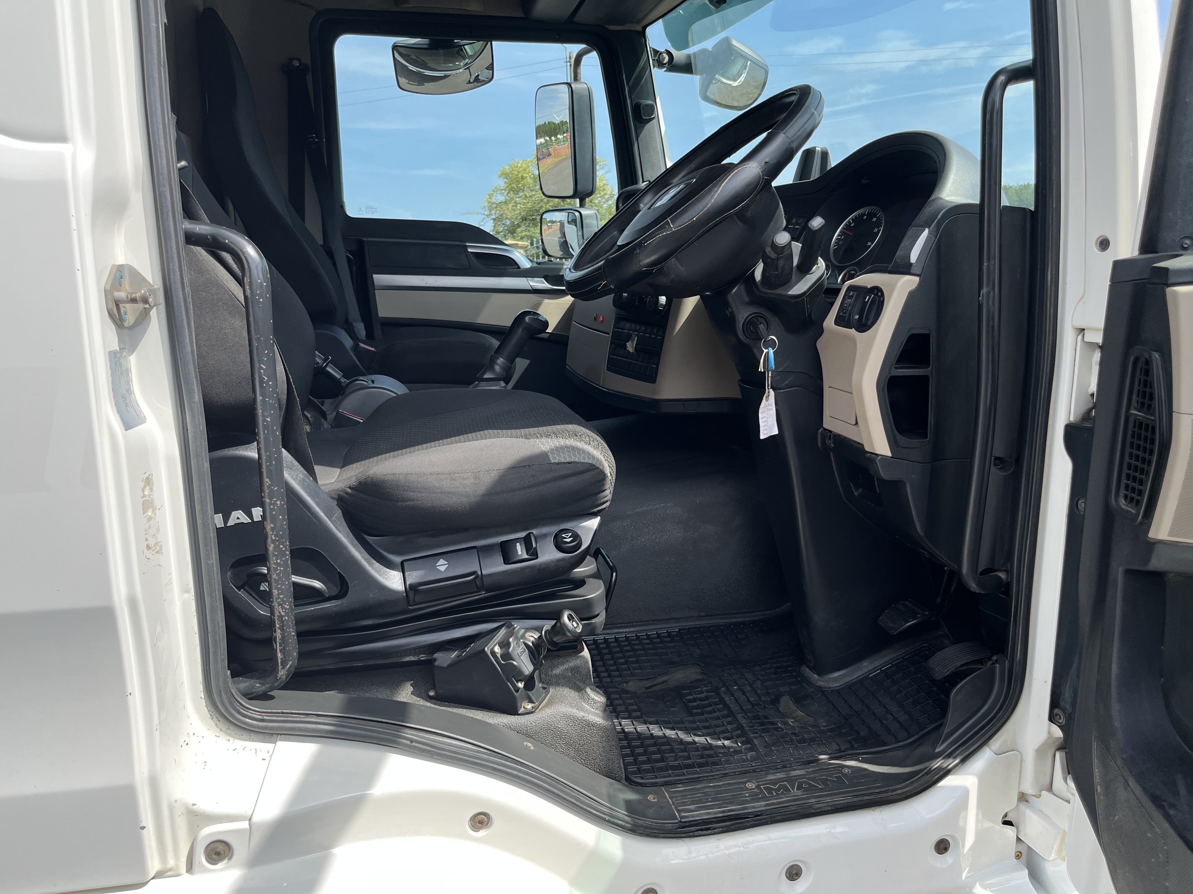 2017 67 MAN TGL 12 ton TIPPER WITH HMF CRANE MANUAL TRANSMISSION 