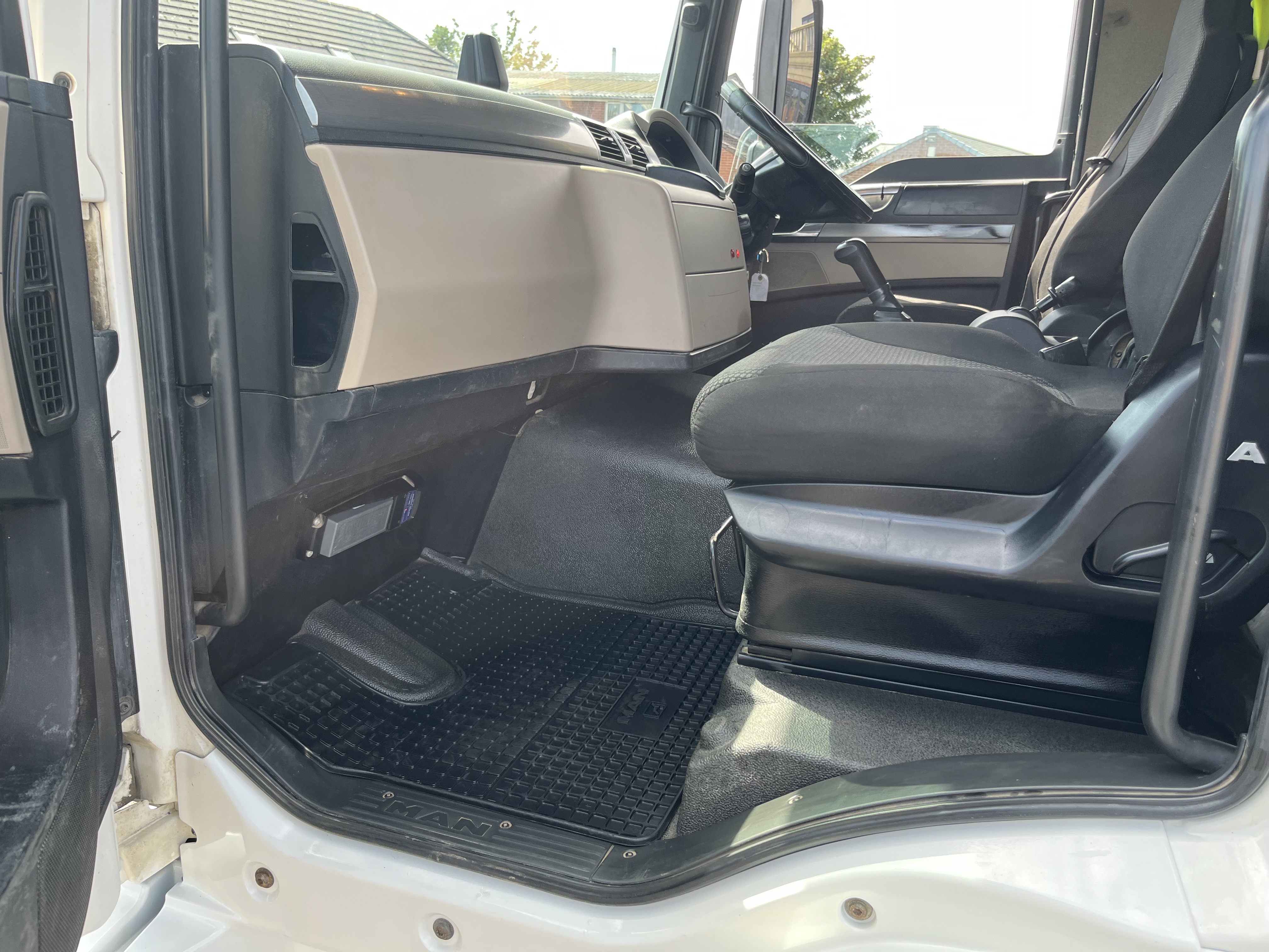 2017 67 MAN TGL 12 ton TIPPER WITH HMF CRANE MANUAL TRANSMISSION 