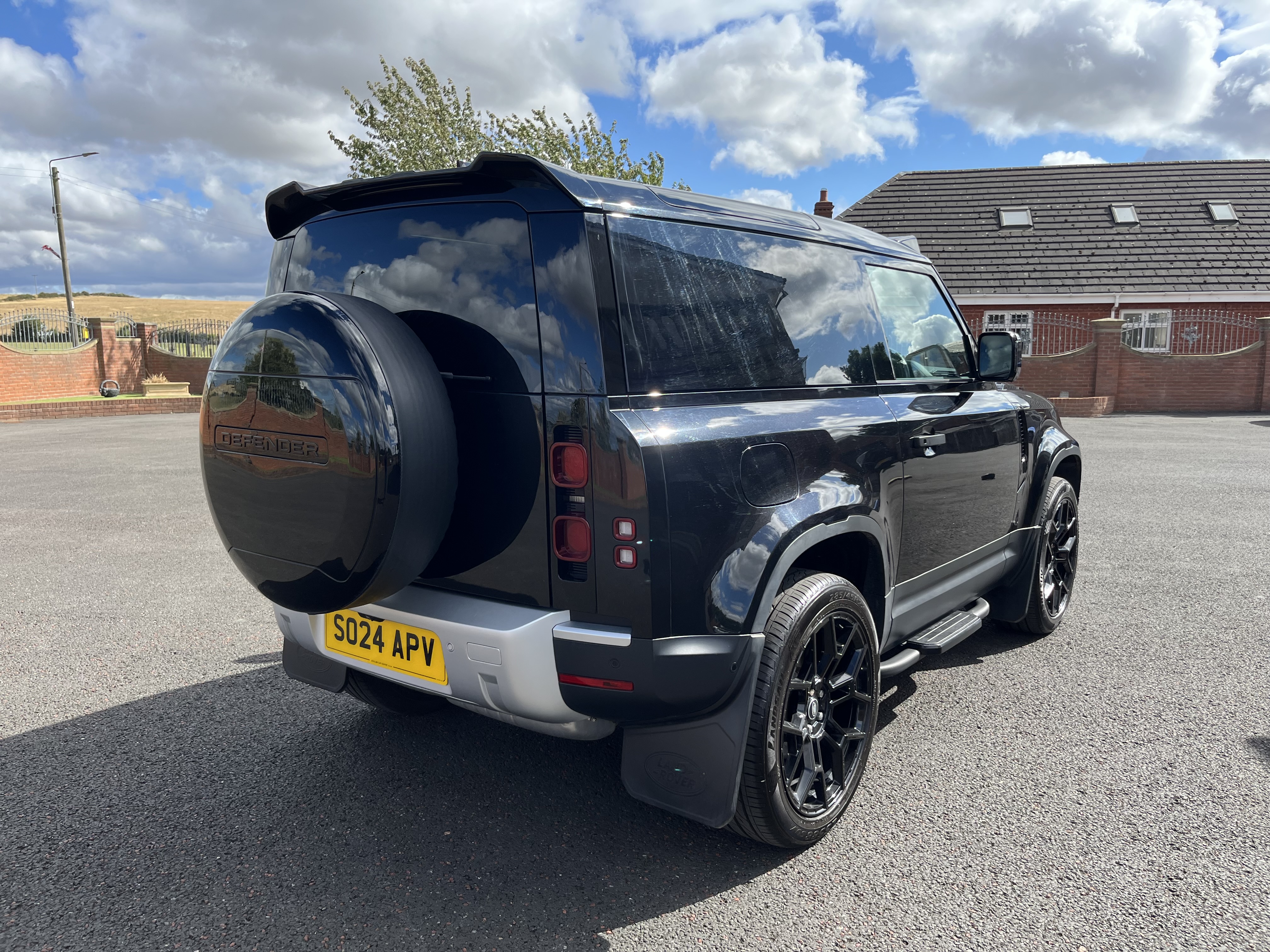2024 LANDROVER DEFENDER 90 HARDTOP COMMERCIAL WITH REAR SEATS
